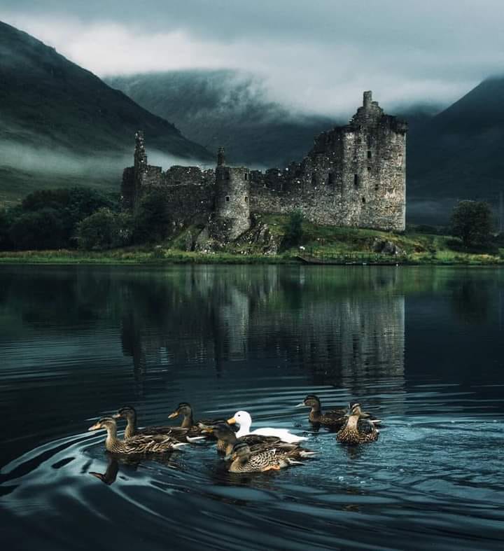 Kilchurn Castle, Loch Awe, Scotland.jpg